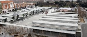 Vista general del viejo mercado central en Pajarillos. A la derecha y en primer término, el centro de salud Circunvalación, instalado en los primeros módulos. El nuevo PAC ocupará                     los del fondo. ::                             RAMÓN GÓMEZ