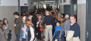 Asistentes a la jornada de puertas abiertas en el IES Julián Marías, en el barrio de Parquesol.