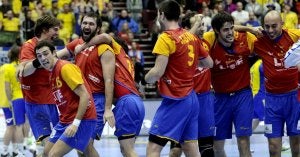 Los jugadores de la selección española celebran el triunfo ante Suecia y la conquista de la medalla de bronce en el Mundial. ::                             MARCELO DEL POZO-REUTERS