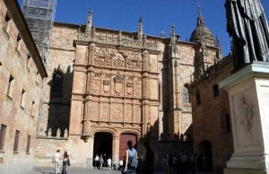 La fachada plateresca de la Universidad de Salamanca. ::
EL NORTE