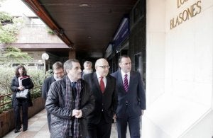 Ángel Allué Buiza llega ayer al hotel acompañado del subdelegado del Gobierno, Raúl Ruiz Cortés, y del presidente de Palencia Abierta, Domiciano Curiel, a la derecha. ::                             FOTOS DE VÍCTOR HERRERO