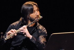 El flautista y compositor, durante su actuación en el Juan Bravo. ::
JAVIER SEGOVIA