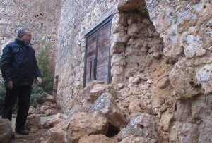 El alcalde de Urueña observa el último derrumbe en el castillo de la villa. ::                             L. S.
