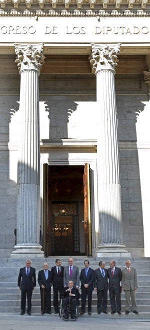González, Carrillo, Zapatero, don Juan Carlos, Fraga, Bono, Lavilla, Roca y Rojas Marcos. ::
JAVIER LIZÓN-EFE