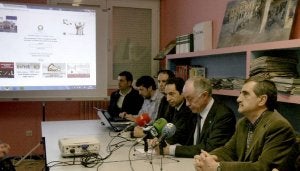 Gallego y Ruiz Cortés presentan ayer las zonas wifi. ::
VÍCTOR HERRERO