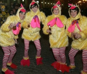 Estas chicas ataviadas de pollos se lo pasaron en grande durante el cortejo.