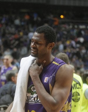 Lamont Barnes se retira con gesto contrariado tras la derrota del Blancos de Rueda en la Copa ante el Power Electronics Valencia. ::                             GABRIEL VILLAMIL