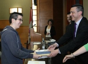 Carlos Díaz Poza recibe el premio de manos del decano ::
C. BARRENA