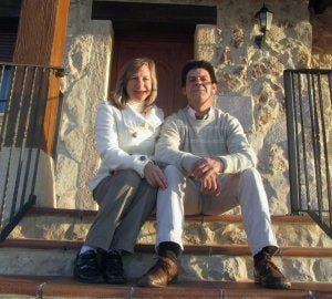 Gabriela Folchieri y Miguel Ángel Gómez, en su casa de la localidad de Villafrechós. ::                             L. S.