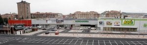 Vista panorámica del nuevo parque comercial Arambol, que se está construyendo en el barrio de Nueva Balastera de Palencia. ::                             VÍCTOR HERRERO