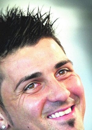 David Villa cuida su imagen. Le gusta vestir a la moda. Ya cuando estaba en el Zaragoza, solía ir de compras por Barcelona. ::
TONI ALBIR/EFE
Villa no pierde de vista al  CD Tuilla, que juega en Tercera. Mostró una bufanda con sus colores en la final del Mundial y sigue sus resultados por Internet. Durante los partidos del Tuilla, sus amigos le mandan mensajes al móvil para que sepa cómo va.