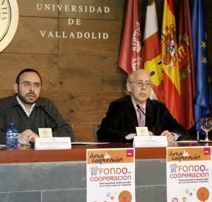 Luis Javier Miguel González y Luis Santos, en la presentación del balance. ::                             CÉSAR PÉREZ