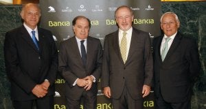 Agustín González, de Caja de Ávila; el consejero de Economía, Tomás Villanueva; Rodrigo Rato, presidente de Bankia, y Atilano Soto, de Caja Segovia . ::                             ANTONIO QUINTERO