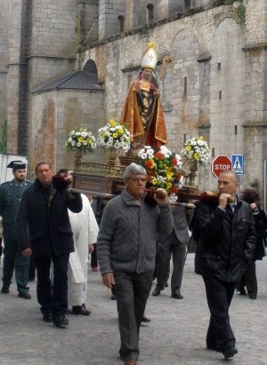 Los vecinos arropan la imagen de San Eutropio por las calles del centro del municipio
