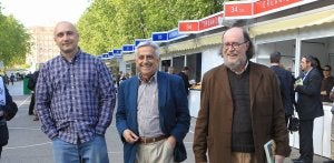 Juan Manuel Pedrosa, Antonio Rodríguez Almodóvar y Joaquín Díaz, paseando en la Feria. ::                             HENAR SASTRE