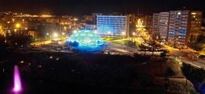 Pruebas de iluminación realizadas ayer por la noche en la plaza del Milenio, con el géiser del río y la cúpula central como escenarios principales. ::                             GABRIEL VILLAMIL