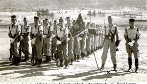Daniel Fuentes, sujeta el estandarte de la formación de élite destinada en Ifni en el año 1962. ::                             IMAGEN CEDIDA POR D. F. M.