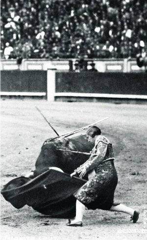 Las Noyas fueron un grupo de 'señoritas toreras' que tuvieron su sitio en las plazas entre 1895 y 1902.
La chilena Conchita Cintrón tuvo que lidiar en España a caballo.
A la derecha, dos imágenes de Juanita Cruz, exiliada en México tras la Guerra Civil. A la izquierda, un cartel anunciando a La Reverte, que en 1908, cuando prohibieron lidiar a las mujeres, juró que era un hombre y toreó como Agustín Rodríguez.