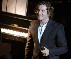 David Bisbal sonríe durante los primeros compases del concierto. ::                             RICARDO OTAZO