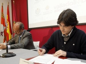 Firma del acuerdo entre León de la Riva y Jorge Sierra, presidente de Wikimedia España. ::                             A. QUINTERO