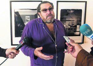 Schnabel atende a los medios en Avilés vestido con uno de sus habituales pijamas.  ::
A. MORANTE-EFE