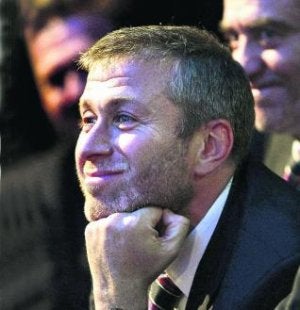 En el sentido de las agujas del reloj, Lébedev, Prójorov y Abramóvich. ::
AFP