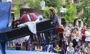 Un piano convertido en trapecio es la propuesta de D'irque &amp; Frien, que atrapó al público en la Plaza de San Miguel. ::                             GABRIEL VILLAMIL