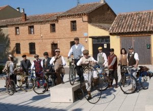 Los propietarios de las bicis posan con sus vehículos, ayer en Villasirga, al inicio del recorrido. ::
EL NORTE