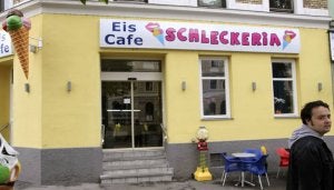 Arriba, el sótano en el que encontraron los dos cadáveres descuartizados y una foto de Carranza. Abajo, fachada de la heladería que regentaba en Viena. ::
EFE