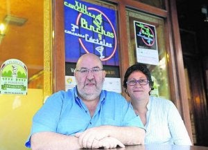 Álvaro Manso y Vera María Cruz posan en la Plazuela del Poniente. ::
RICARDO OTAZO