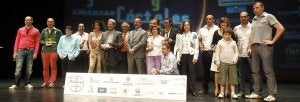 Los ganadores de las nueve categorías del XIII Concurso Provincial de Pinchos y el III de Cócteles posan con sus premios en el Teatro Calderón junto al alcalde. ::                             ANTONIO QUINTERO