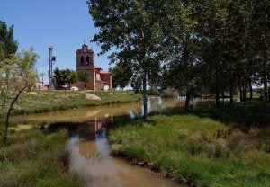 La iglesia de Villarrabé, reflejándose en la charca del parque. ::
FOTOS DE GONZALO ALCALDE CRESPO