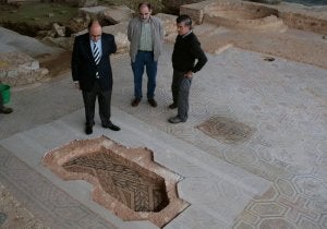 Enrique Martín, José Antonio Abásolo y Domiciano Ríos contemplan el mosaico descubierto. ::                             EL NORTE