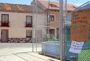 La pista multideportiva de Zamarramala, con los carteles que colgaron algunos vecinos en contra de su desmontaje. ::
JAVIER SEGOVIA