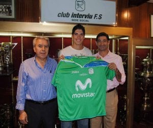 Matías posa con la camiseta verde del Inter Movistar. ::
EL NORTE