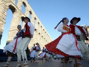 El grupo polaco Ziernia Zywiecka, ayer en el escenario de la plaza del Azoguejo. ::
ANTONIO DE TORRE
