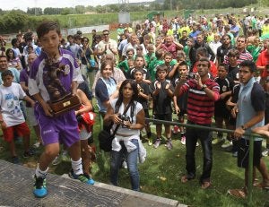 El mejor jugador del torneo, Jebara Jaffar, recibe ayer el trofeo al mejor jugador en los campos de la CIA. ::
FOTOS DE M. FUENTE Y V. HERRERO