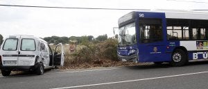 La furgoneta acabó empotrada contra una valla después de ser arrastrada veinte metros por el autobús urbano en la carretera de Rueda / Foto: A. Quintero | Vídeo: R. Ucero y José Arroita