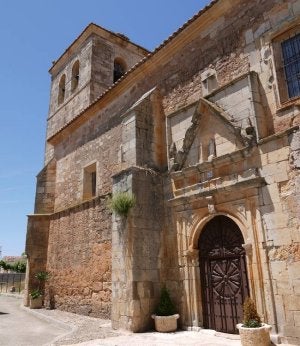 Fachada y portada de la iglesia de la Asunción.