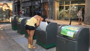 Rescatan a una mujer que se cayó en un contenedor al intentar coger unas llaves en José María Lacort