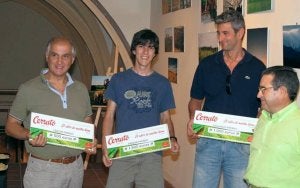 Lucas Ferreras, a la derecha, posa con los ganadores del certamen fotográfico. ::
L. A. C.