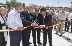 Representantes de los regantes, de la Junta de Castilla y León y de las empresas que han hecho la obra cortan la cinta. ::
FOTOS LUIS SALDAÑA