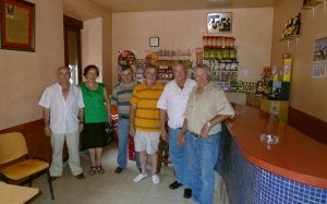 Varios vecinos de Ayuela y un extremeño, en el teleclub. ::
FOTOS DE GONZALO ALCALDE CRESPO