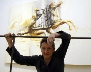 Luis Moro, en La Granja, ante una de las obras de 'Reflejos'. ::
EL NORTE