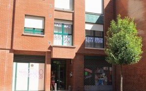 El edificio sin gas desde el 2 de marzo muestra el cartel de protesta de uno de sus vecinos. ::
H. SASTRE