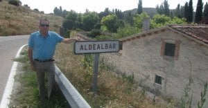 El alcalde pedáneo de Aldealbar, Onésimo Torres, posa a la entrada de la pedanía. ::
LORENA SANCHO