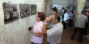 Esteban Vega, coordinador de la Universidad Rural de Verano, observa la exposición tras una visitante. A su lado, Juan José Ruano, director del Archivo Histórico Provincial. ::
MERCHE DE LA FUENTE