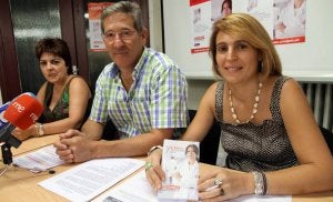 Una responsable del sindicato muestra la guía. ::
A. TANARRO