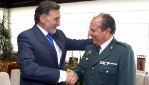 Miguel Alejo, con el jefe del Sector de Tráfico, Manuel Fernández, en su despacho. ::
RUBÉN CACHO-ICAL