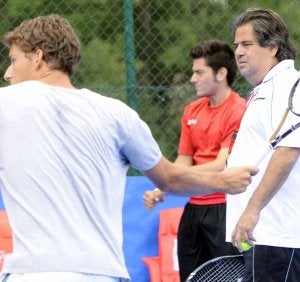 Javier Duarte observa las evoluciones de su pupilo Pablo Carreño en un entrenamiento. ::
JAVIER SEGOVIA